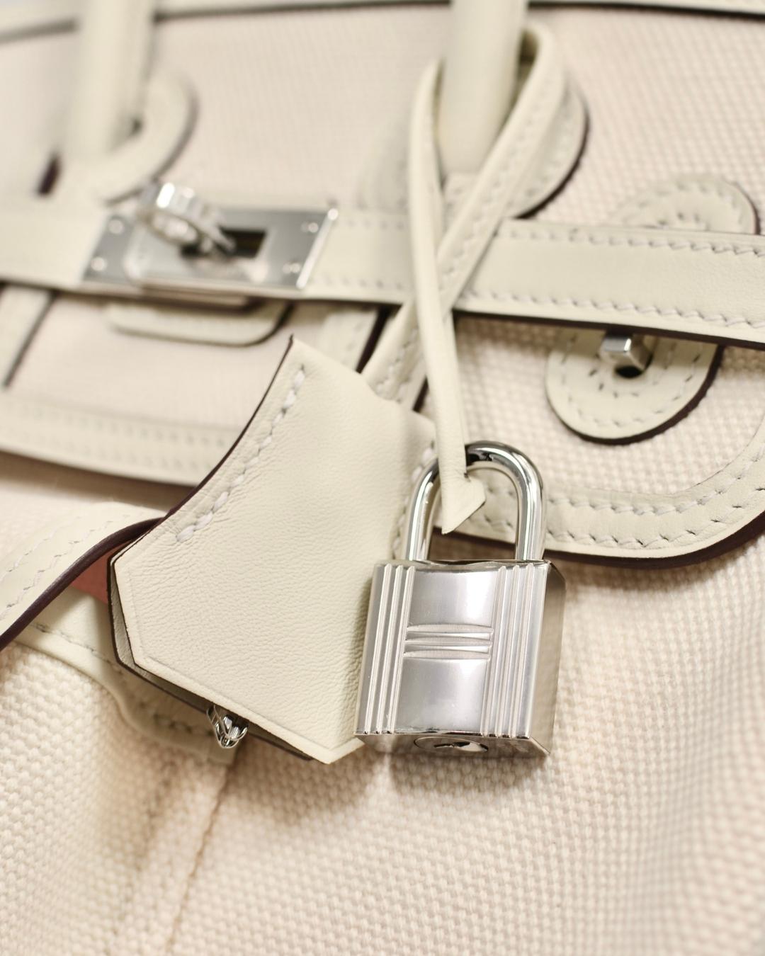 HERMES
エルメス
トップス
ショート丈 Tênis Hermès Addict Preto e Branco | Zivē Club